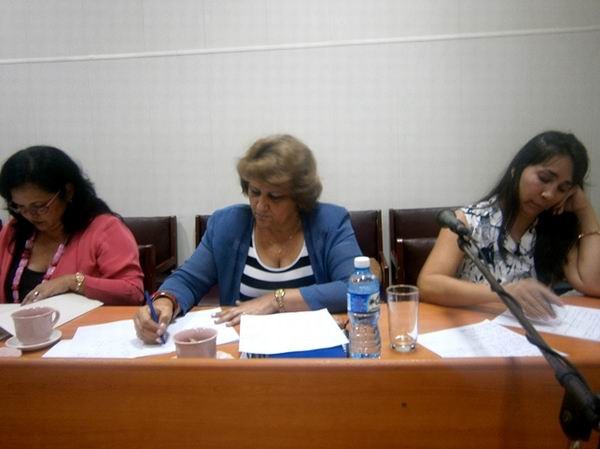 Aqu�, el Pueblo, programa en vivo de la emisora provincial Radio Ciudad del Mar, en esta ciudad del centro sur realiz� la �ltima emisi�n del a�o mediante casi una veintena de llamadas telef�nicas de la poblaci�n. Foto Mireya Ojeda Cabrera