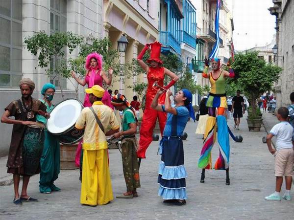 El Grupo de teatro callejero Giganter�a regala alegr�a a su paso