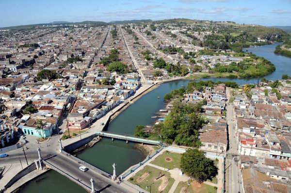 Puente general Morlot Lacret y vista de la ciudad bordeada por el rio Yumuri