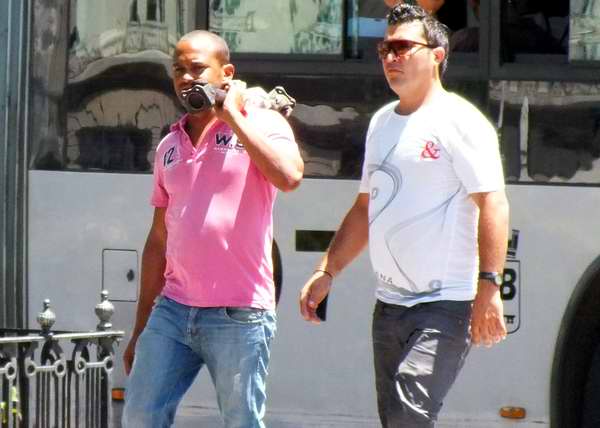 La tradición no es aliada de los gustos y que así como exhibe “sin complejos” una prenda de vestir color rosa. Foto: Abel Rojas La tradición no es aliada de los gustos y que así como exhibe “sin complejos” una prenda de vestir color rosa. Foto: Abel Rojas