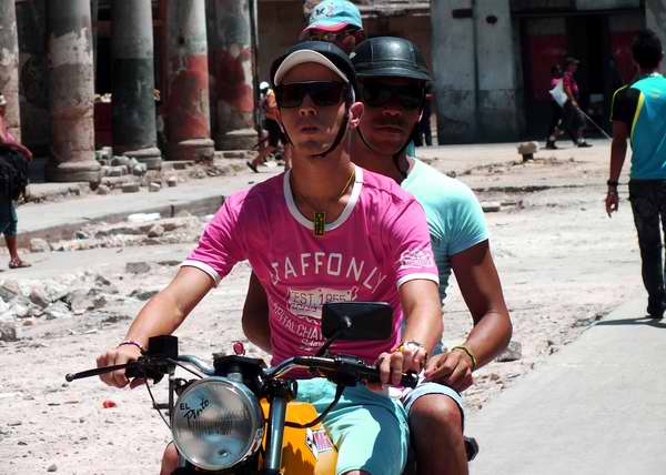 Miraría con otros ojos a aquel joven vestido color rosa, fiel a la moda de turno, enemigo –ojalá- de ese fantasma nefasto del presente denominado machismo. Foto: Abel Rojas Miraría con otros ojos a aquel joven vestido color rosa, fiel a la moda de turno, enemigo –ojalá- de ese fantasma nefasto del presente denominado machismo. Foto: Abel Rojas