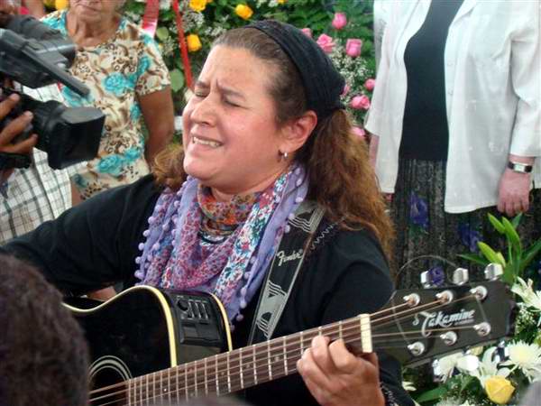 Rita del Prado, rindi� honores ante las cenizas de la cantautora y fundadora de la nueva trova Sara Gonz�lez, expuestas en el Instituto Cubano de la M�sica, en La Habana, Cuba, el 2 de febrero. Foto: Rafael P�rez.