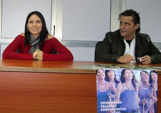La cantante Rochy Ameneiro y el profesor-historiador Julio C�sar Gonz�lez Pag�s