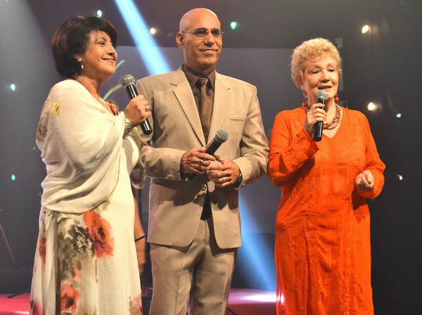 Los conductores Rosal�a Arn�ez, Marino Luzardo y Marialina Grau anunciaron que en esta edici�n del Concurso Caracol 2014 fue otorgado, por primera vez, el Caracol de Honor de toda la Vida; en esta ocasi�n a dos grandes personalidades de la cultura cubana: Salvador Wood y Ra�l Pomares. Foto Abel Rojas Barallobre