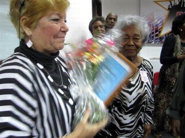 Un día inolvidable. Cuando homenajeaban a Salomé, la entrega la hizo Lidia Turner, Presidenta honoraria de la Asociación de Pedagogos de Cuba (APC). Foto cortesía del grupo Siempreviva de la Asociación de Pedagogos de Cuba.