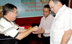 Julio César García, primer secretario del Partido y Luis Ynchausti, presidente del Poder Popular, entregan la réplica del Escudo de la provincia de Camagüey. Julio César García, primer secretario del Partido y Luis Ynchausti, presidente del Poder Popular, entregan la réplica del Escudo de la provincia de Camagüey.