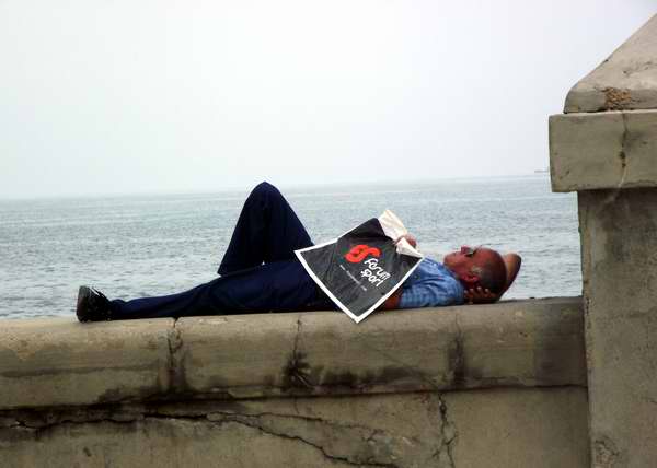 Siesta en el Malecón habanero Siesta en el Malecón habanero