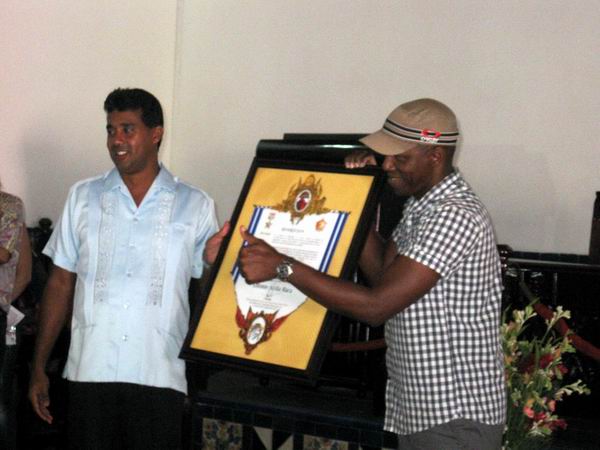 Tony Ávila recibió la distinción de Visitante distinguido de Santiago de Cuba. Foto: Sergio Martínez