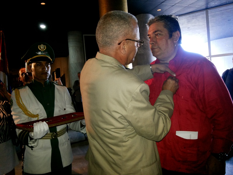 Yoel Suárez condecora con la medalla Félix Elmuza a Raúl Capote. Fotos: Carlos Serpa Maceira