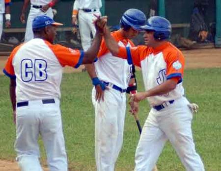 Orlando Acebey despach� su primer bambinazo de la campa�a beisbolera.