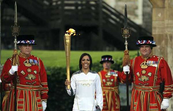 La llegada de la Antorcha Olímpica al mismo corazón de Londres y la cercanía de los Juegos Estivales, comienzan a despertar el interés por conocer quién encenderá el pebetero el próximo día 27. Foto EFE La llegada de la Antorcha Olímpica al mismo corazón de Londres y la cercanía de los Juegos Estivales, comienzan a despertar el interés por conocer quién encenderá el pebetero el próximo día 27. Foto EFE