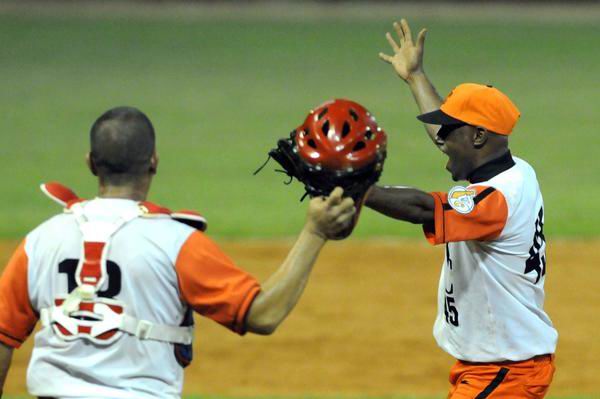 Jonder Martnez (D), durante el quinto encuentro donde Villa Clara se coron campen de la 52 Serie Nacional de Bisbol, en el estadio Augusto Csar Sandino, en la ciudad de Santa Clara, el 18 de junio de 2013. AIN FOTO/Marcelino Vzquez Jonder Martnez (D), durante el quinto encuentro donde Villa Clara se coron campen de la 52 Serie Nacional de Bisbol, en el estadio Augusto Csar Sandino, en la ciudad de Santa Clara, el 18 de junio de 2013. AIN FOTO/Marcelino Vzquez
