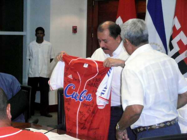 Daniel Ortega recibe una camisa firmada por el equipo cubano. Foto tomada de JIT Daniel Ortega recibe una camisa firmada por el equipo cubano. Foto tomada de JIT