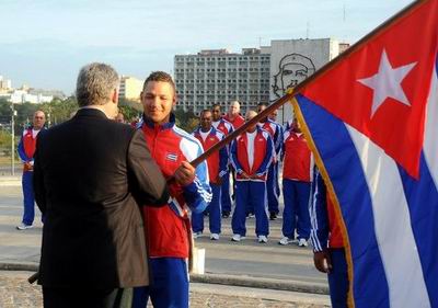 El espirituano y capitán del equipo Yulieski Gourriel, recibió la bandera nacional de manos de Miguel Díaz-Canel, miembro del Buró Político del Partido Comunista de Cuba y vicepresidente del Consejo de Ministros. Foto: Calixto Llanes El espirituano y capitán del equipo Yulieski Gourriel, recibió la bandera nacional de manos de Miguel Díaz-Canel, miembro del Buró Político del Partido Comunista de Cuba y vicepresidente del Consejo de Ministros. Foto: Calixto Llanes