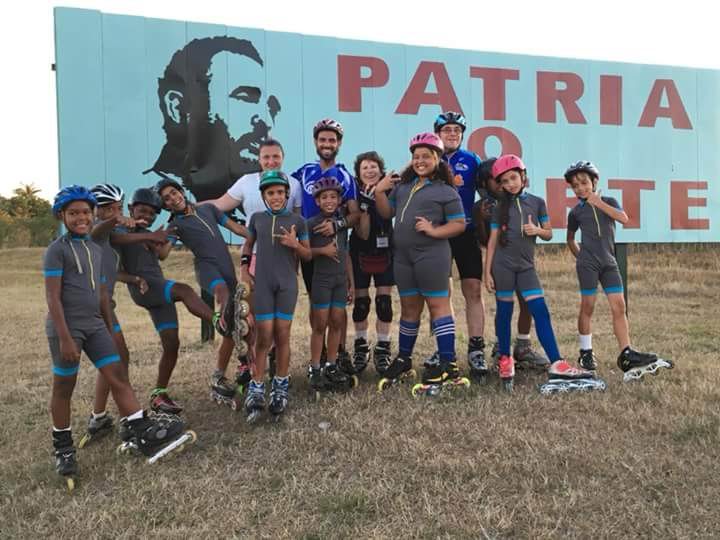 El club de patinaje Los Ángeles de Trinidad es una familia feliz.. Foto: Cortesía del entrenador.