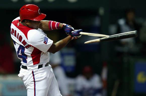 Alfredo Despaigne le desapareció la Rawlings por todo el jardín central a más de 400 pies del home plate. Alfredo Despaigne le desapareció la Rawlings por todo el jardín central a más de 400 pies del home plate.