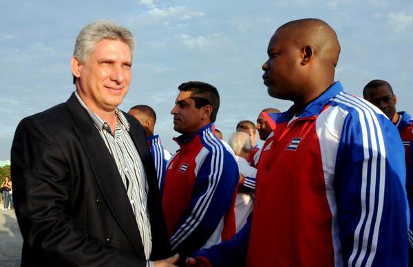 Miguel Díaz-Canel (I), miembro del Buró Político del Partido Comunista de Cuba (PCC) y vicepresidente del Consejo de Ministros, saluda a los atletas que representaran a Cuba, en el III Clásico Mundial de Béisbol, efectuada en el Memorial José Martí, en La Habana, el 14 de febrero de 2013. Foto:Omara García/AIN Miguel Díaz-Canel (I), miembro del Buró Político del Partido Comunista de Cuba (PCC) y vicepresidente del Consejo de Ministros, saluda a los atletas que representaran a Cuba, en el III Clásico Mundial de Béisbol, efectuada en el Memorial José Martí, en La Habana, el 14 de febrero de 2013. Foto:Omara García/AIN