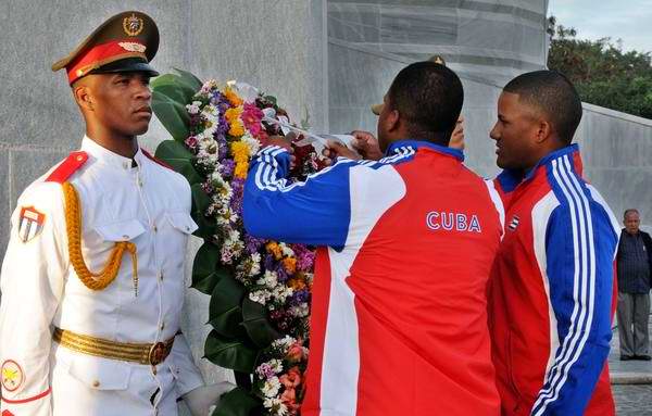Atletas de la escuadra cubana de béisbol que intervendrá en el III Clásico Mundial, depositan una ofrenda floral al héroe nacional de Cuba José Martí, durante la ceremonia de abanderamiento, en el Memorial José Martí, en La Habana, el 14 de febrero de 2013. Foto: Omara García/AIN Atletas de la escuadra cubana de béisbol que intervendrá en el III Clásico Mundial, depositan una ofrenda floral al héroe nacional de Cuba José Martí, durante la ceremonia de abanderamiento, en el Memorial José Martí, en La Habana, el 14 de febrero de 2013. Foto: Omara García/AIN