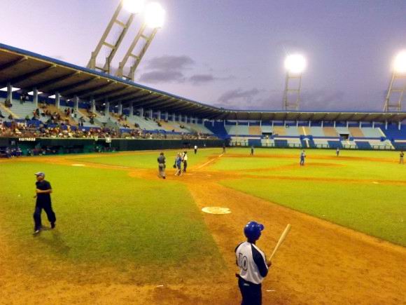 Equipo de Holgu�n entrena en el estadio Calixto Garc�a