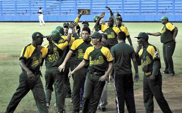 Pinar del R�o despach� (11x1) a Mayabeque en el Nelson Fern�ndez, con Yovani Peraza sonando su bambinazo n�mero 11, mientras Vladimir Ba�os gan� su s�ptimo desaf�o. Foto: Juan Moreno