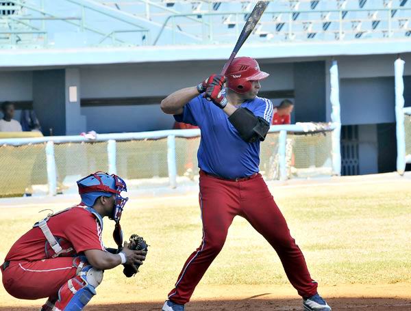 El espirituano Eriel S�nchez demostr� que se encuentra muy ajustado al bate. Foto: Juan Moreno