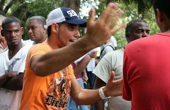 Peña deportiva del Parque Central en el municipio de Centro Habana. Foto: Cubadebate. Peña deportiva del Parque Central en el municipio de Centro Habana. Foto: Cubadebate.