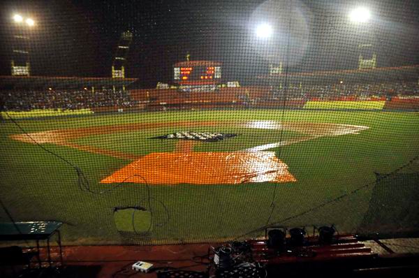 Suspendido juego por lluvia en el estadio Victoria de Girón. Foto: Juan Moreno Suspendido juego por lluvia en el estadio Victoria de Girón. Foto: Juan Moreno