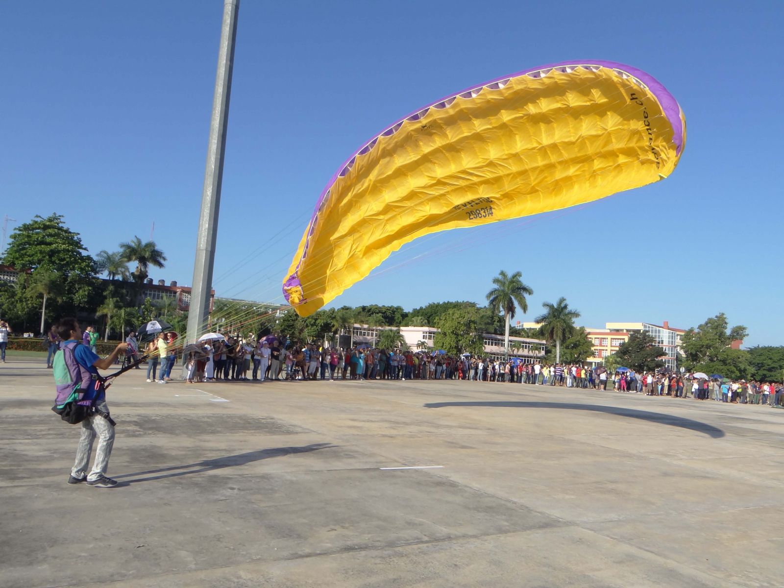 Realizan Festival Aéreo "Salto por Fidel" en la Universidad de Ciencias Informáticas. Foto: Luis Enriquez Benet