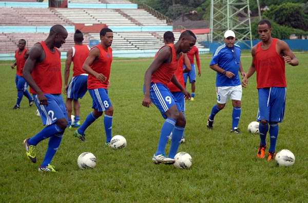futbolistas-cubanos-foto-raul-pupo.jpg
