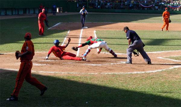 Orientales gana el Juego de las Estrellas del béisbol cubano. Foto: Juan Moreno Orientales gana el Juego de las Estrellas del béisbol cubano. Foto: Juan Moreno