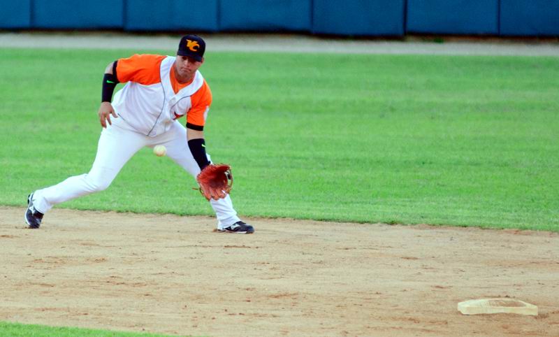 Los errores defensivos le han costado 61 carreras al pitcheo villaclare�o, y este mi�rcoles en el segundo partido una pifia de Randy Portal fue nefasta. Foto: Carolina Vilches