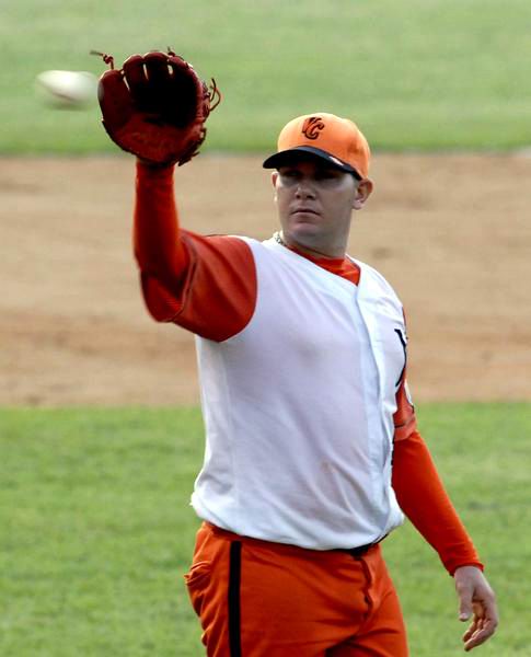 Misael Siverio, lanzador abridor por el conjunto de los naranjas, durante el juego que le di el ttulo de campen al equipo de Villa Clara, en la final de la 52 Serie Nacional de Bisbol frente al equipo de Matanzas, en el estadio Augusto Csar Sandino, en la ciudad de Santa Clara, Cuba, 18 de junio de 2013. AIN FOTO/Arelys Mara Echevarra Misael Siverio, lanzador abridor por el conjunto de los naranjas, durante el juego que le di el ttulo de campen al equipo de Villa Clara, en la final de la 52 Serie Nacional de Bisbol frente al equipo de Matanzas, en el estadio Augusto Csar Sandino, en la ciudad de Santa Clara, Cuba, 18 de junio de 2013. AIN FOTO/Arelys Mara Echevarra