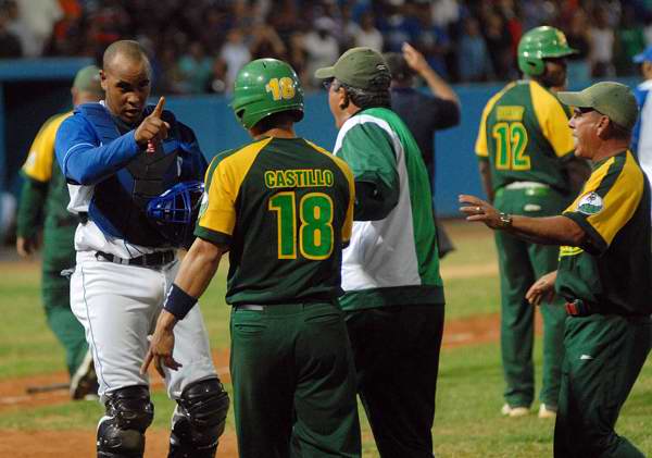 Odrisamen Despaigne fue expulsado junto a David Castillo en el noveno acto. Foto Juan Moreno Odrisamen Despaigne fue expulsado junto a David Castillo en el noveno acto. Foto Juan Moreno
