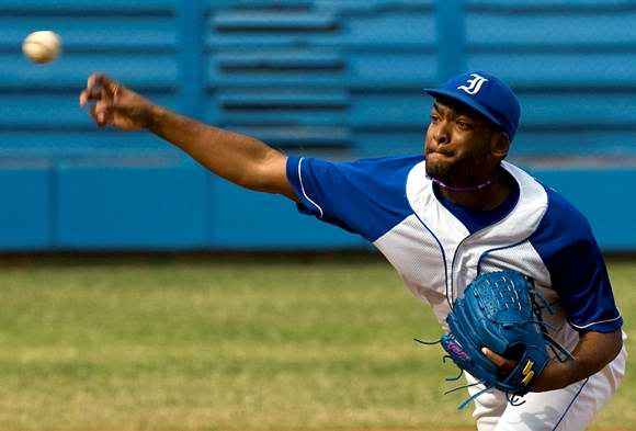 Odrisamer Despaigne, lanzador de Industriales. Foto Yamil Lage Odrisamer Despaigne, lanzador de Industriales. Foto Yamil Lage