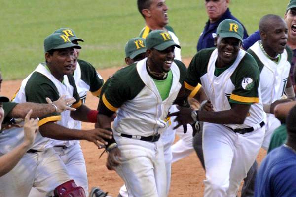 Osniel Madera (C), decide el juego con un cuadrangular, en el quinto encuentro entre los equipos de Pinar del Rio y Matanzas, por el título de la 53 Serie Nacional de Beisbol, celebrado en el estadio Capitán San Luis , en la provincia de Pinar del Rio, el 13 de abril 2014. AIN FOTO/Marcelino VAZQUEZ Osniel Madera (C), decide el juego con un cuadrangular, en el quinto encuentro entre los equipos de Pinar del Rio y Matanzas, por el título de la 53 Serie Nacional de Beisbol, celebrado en el estadio Capitán San Luis , en la provincia de Pinar del Rio, el 13 de abril 2014. AIN FOTO/Marcelino VAZQUEZ