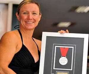 Penny Palfrey, nadadora británico-australiana, se lanzó hoy a la mar desde La Habana, para intentar cruzar el Estrecho de la Florida, lo cual sería un nuevo record en su vida como atleta. Penny Palfrey, nadadora británico-australiana, se lanzó hoy a la mar desde La Habana, para intentar cruzar el Estrecho de la Florida, lo cual sería un nuevo record en su vida como atleta.