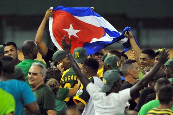 El equipo de Pinar del Río se tituló campeón de la 53 Serie Nacional de Béisbol, tras vencer a la selección de Matanzas, en el estadio Victoria de Girón, el 16 de abril de 2014. Foto: Ricardo López Hevia El equipo de Pinar del Río se tituló campeón de la 53 Serie Nacional de Béisbol, tras vencer a la selección de Matanzas, en el estadio Victoria de Girón, el 16 de abril de 2014. Foto: Ricardo López Hevia