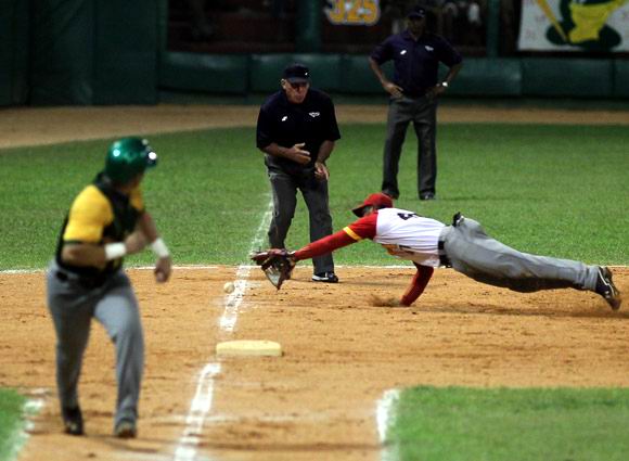 Juego Final de la 53 Serie Nacional de Béisbol. Pinar del Río Campeón. Foto: Ismael Francisco Juego Final de la 53 Serie Nacional de Béisbol. Pinar del Río Campeón. Foto: Ismael Francisco