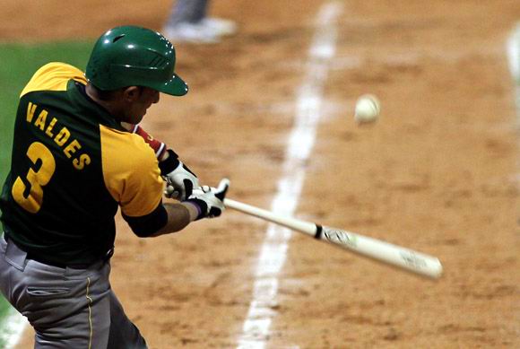 Luis Alberto Valdés conecto un jonrón con las bases llenas que le dió un vuelco total al juego. Foto: Ismael Francisco/ Luis Alberto Valdés conecto un jonrón con las bases llenas que le dió un vuelco total al juego. Foto: Ismael Francisco