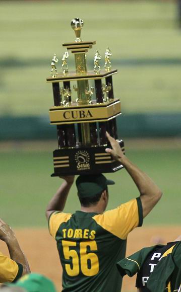 Yosvani Torres, el hombre grande de Pinar del Río, carga el trofeo de Campeones. Foto: Ismael Francisco Yosvani Torres, el hombre grande de Pinar del Río, carga el trofeo de Campeones. Foto: Ismael Francisco