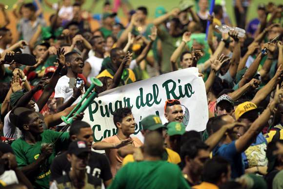 La afición pinareña presente en el Victoria de Girón celebra el triunfo. Foto: Ismael Francisco La afición pinareña presente en el Victoria de Girón celebra el triunfo. Foto: Ismael Francisco