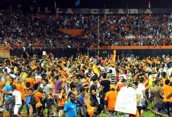El pblico de Villa Clara celebra el ttulo de campen de la 52 Serie Nacional de Bisbol, en el estadio Augusto Csar Sandino de la ciudad de Santa Clara, el 18 de junio de 2013. AIN FOTO/Marcelino Vzquez El pblico de Villa Clara celebra el ttulo de campen de la 52 Serie Nacional de Bisbol, en el estadio Augusto Csar Sandino de la ciudad de Santa Clara, el 18 de junio de 2013. AIN FOTO/Marcelino Vzquez