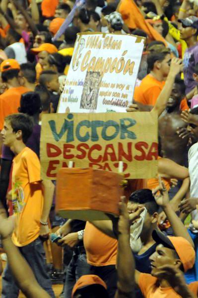 El pblico de Villa Clara celebra el ttulo de campen de la 52 Serie Nacional de Bisbol, en el estadio Augusto Csar Sandino de la ciudad de Santa Clara, el 18 de junio de 2013. AIN FOTO/Marcelino Vzquez El pblico de Villa Clara celebra el ttulo de campen de la 52 Serie Nacional de Bisbol, en el estadio Augusto Csar Sandino de la ciudad de Santa Clara, el 18 de junio de 2013. AIN FOTO/Marcelino Vzquez