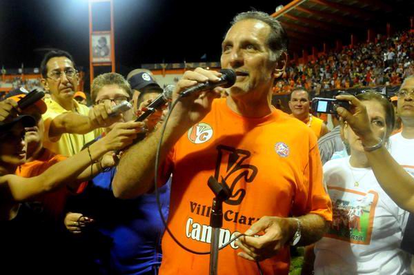 Ren Gonzlez, les habla a los villaclareos, despus de que Villa Clara se coronara campen de la 52 Serie Nacional de Bisbol, en el estadio Augusto Csar Sandino, en la ciudad de Santa Clara, el 18 de junio de 2013. AIN FOTO/Marcelino Vzquez Ren Gonzlez, les habla a los villaclareos, despus de que Villa Clara se coronara campen de la 52 Serie Nacional de Bisbol, en el estadio Augusto Csar Sandino, en la ciudad de Santa Clara, el 18 de junio de 2013. AIN FOTO/Marcelino Vzquez