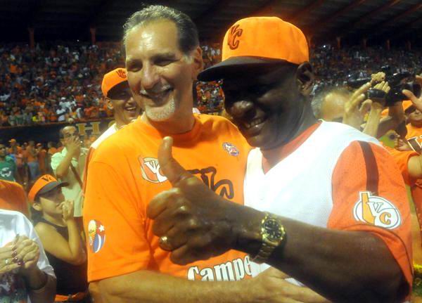 Ren Gonzlez Sehwerert (I), uno de Los Cinco cubanos luchadores antiterroristas condenados injustamente en los Estados Unidos, junto a Ramn Mor, director del equipo de bisbol de Villa Clara, en el estadio Augusto Csar Sandino, en la ciudad de Santa Clara, el 18 de junio de 2013. AIN FOTO/Marcelino Vzquez Ren Gonzlez Sehwerert (I), uno de Los Cinco cubanos luchadores antiterroristas condenados injustamente en los Estados Unidos, junto a Ramn Mor, director del equipo de bisbol de Villa Clara, en el estadio Augusto Csar Sandino, en la ciudad de Santa Clara, el 18 de junio de 2013. AIN FOTO/Marcelino Vzquez