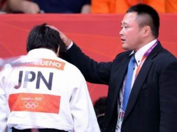 Ryuji Sonoda presentó su dimisión tras ser acusado, por quince de sus pupilas de acoso y abusos físicos durante la preparación para los Juegos Olímpicos de Londres-2012.