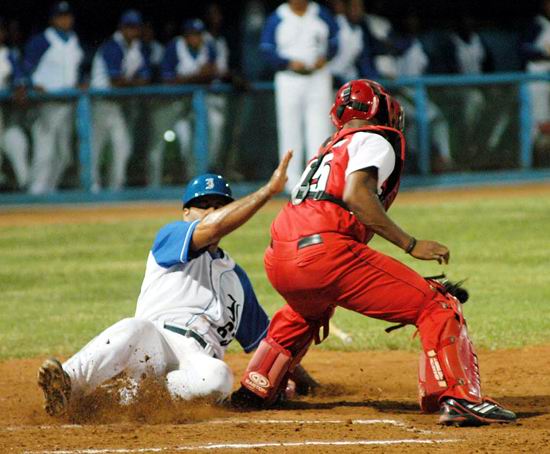 Clásico del béisbol cubano en el Latino