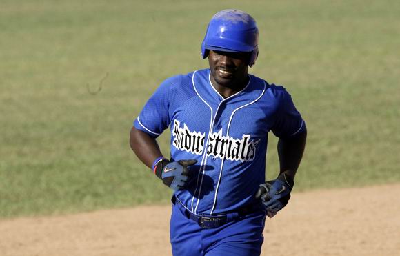 Cuadrangular de Stayler Hernandez, que decidió el juego a favor de los de Occidentales. Foto: Ismael Francisco Cuadrangular de Stayler Hernandez, que decidió el juego a favor de los de Occidentales. Foto: Ismael Francisco