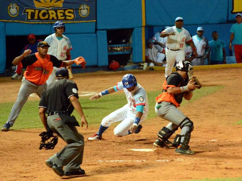 Tigres y Azucareros jugaron duro en el inicio del play off. Foto: Osvaldo Guti�rrez G�mez 