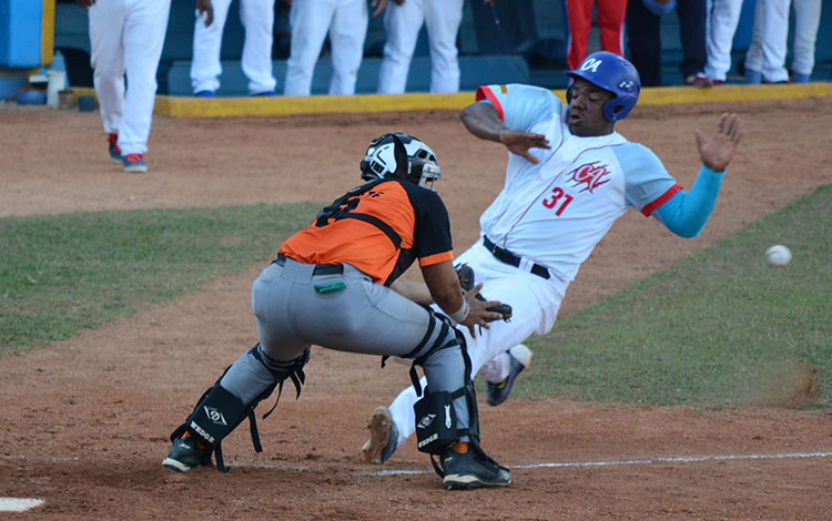 Pol�mica jugada en home en el estadio Jos� Ram�n Cepero. Foto: Osvaldo Guti�rrez G�mez